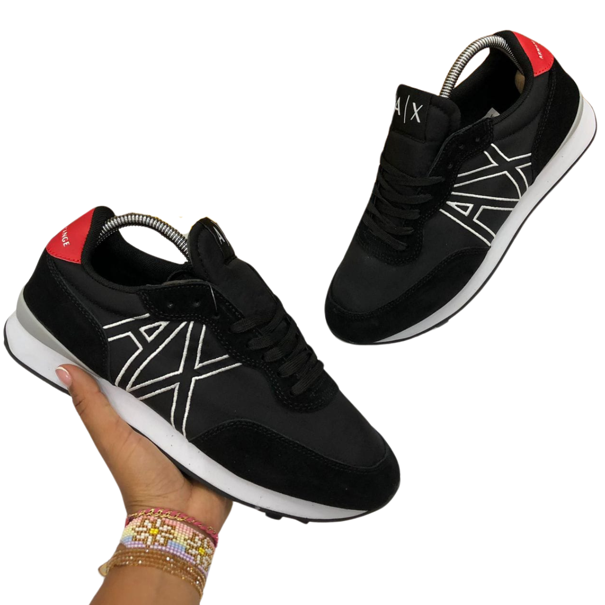 ARMANI EXCHANGE ZAPATOS HOMBRE: Elegancia y Estilo para Cada Ocasión En Onlineshoppingcenterg, sabemos que los Armani Exchange Zapatos Hombre son sinónimo de elegancia, calidad y modernidad. Si estás buscando un calzado que combine estilo y confort, estás en el lugar indicado. A continuación, te presentamos todo lo que necesitas saber para encontrar tus zapatos Armani ideales y realizar una compra exitosa.  ¿Por qué elegir ARMANI EXCHANGE ZAPATOS HOMBRE? 1. Diseño moderno y sofisticado Los zapatos Armani Exchange están diseñados para hombres que valoran la moda sin renunciar a la comodidad. La marca se caracteriza por su enfoque en las últimas tendencias, ofreciendo desde zapatillas Armani hombre casuales hasta zapatos Armani Exchange de correa más formales. Cualquiera que sea tu estilo, encontrarás opciones que se ajusten a tus necesidades.  2. Calidad garantizada Cada par de Armani Exchange zapatos está fabricado con materiales de alta calidad, lo que asegura durabilidad y resistencia. Ya sea que busques zapatillas Armani hombre precio accesible o zapatos Emporio Armani de lujo, puedes confiar en que obtendrás un producto que vale cada centavo.  3. Variedad de estilos Desde tenis Armani Exchange hombre hasta zapatillas Emporio Armani hombre, en nuestra tienda Onlineshoppingcenterg ofrecemos una amplia gama de opciones para diferentes ocasiones. Ya sea para una reunión casual o un evento formal, los zapatos Armani están diseñados para hacerte destacar.